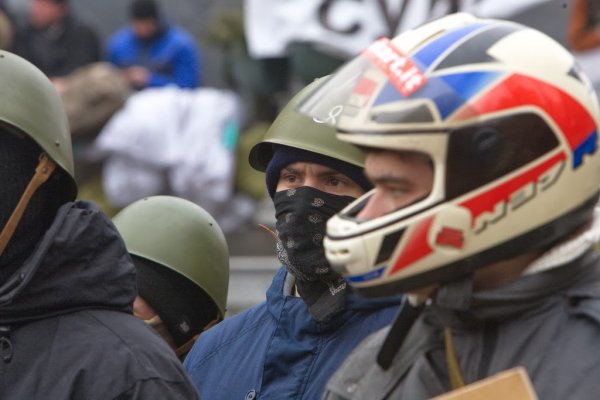 Майданутые европид@ры встретили киевлян арматурой, битами, дубинками и кувалдами