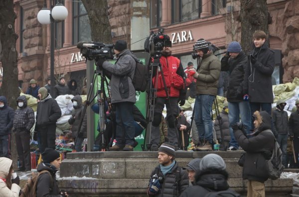 Майданутые европид@ры встретили киевлян арматурой, битами, дубинками и кувалдами