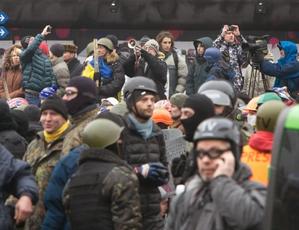 Майданутые европид@ры встретили киевлян арматурой, битами, дубинками и кувалдами