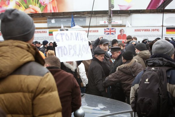 Майданутые европид@ры встретили киевлян арматурой, битами, дубинками и кувалдами