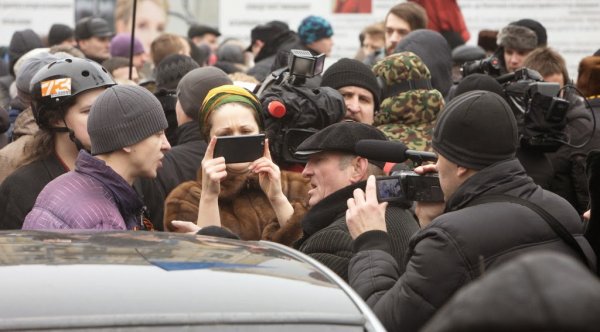 Майданутые европид@ры встретили киевлян арматурой, битами, дубинками и кувалдами