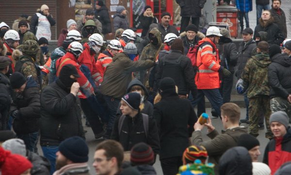 Майданутые европид@ры встретили киевлян арматурой, битами, дубинками и кувалдами