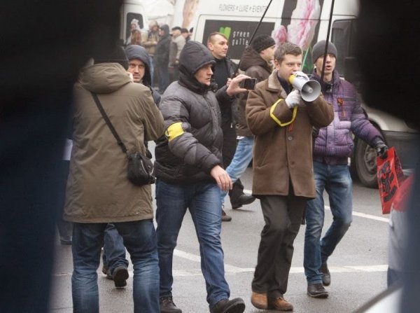 Майданутые европид@ры встретили киевлян арматурой, битами, дубинками и кувалдами