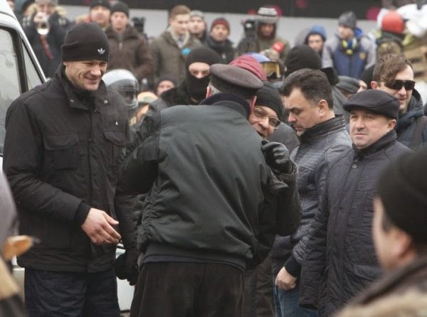 Майданутые европид@ры встретили киевлян арматурой, битами, дубинками и кувалдами