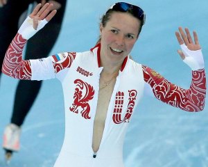 Российская конькобежка на радостях устроила стриптиз