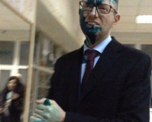 В Яценюка и Турчинова плеснули зеленкой в больнице Тимошенко