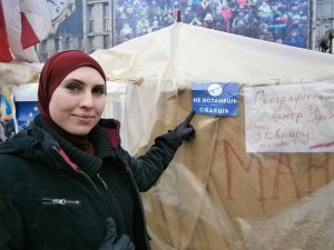 Над майданом гордо реют ...