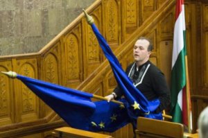 Йоббики выбросили Флаги ЕС из окна Парламента Венгрии