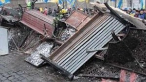 Развитие событий. Протестующие экстремисты возвели баррикаду на Михайловской. ВИДЕО