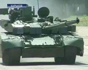 На Майдан движется тяжелая военная техника