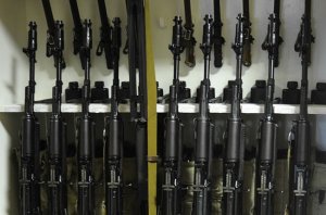 Военнослужащие могут применять оружие, - Минобороны