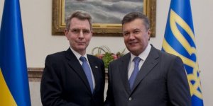 Пайетт: Янукович не должен уходить в отставку