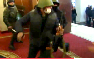 У мирных протестующих такие же калаши, как и у "неизвестных автоматчиков"