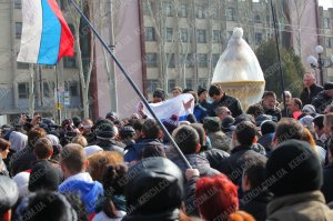 В Керчи водрузили флаг России
