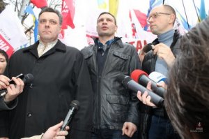 Эксперт: Десятки трупов не останавливают Кличко, Яценюка и Тянибока в их желании захватить власть в Украине