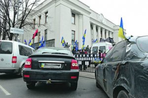 Будущие министры приехали в Раду на убитых тачках