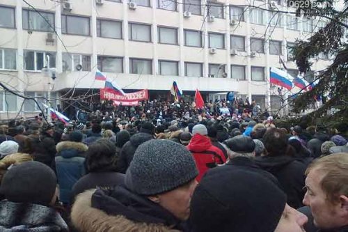 Над юго-востоком Украины жители поднимают Флаги России. События 1 марта 2014 года