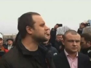 Над Донецкой ОГА снова вывесили российский флаг