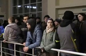 Митингующие взяли штурмом здание казначейства в Донецкой области