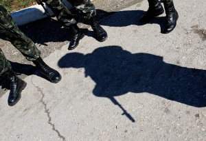 Офицер: комиссары Евромайдана берут под контроль военные части Украины