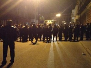 В Харькове задержали 30 националистов, воевавших всю ночь. Народ грозит самосудом