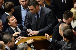 Возле трибуны Рады произошла потасовка, Турчинов объявил перерыв