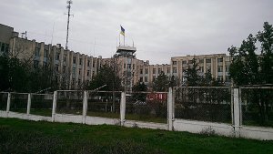 Украинские военные в Крыму сдают оружие