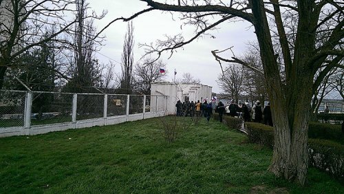 Украинские военные в Крыму сдают оружие Украинские военные в Крыму сдают оружие