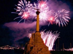 В Москве, Симферополе и Севастополе прогремели праздничные салюты