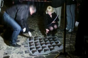 Во Львове возле мусорников нашли пакеты с оружием - 54 единицы